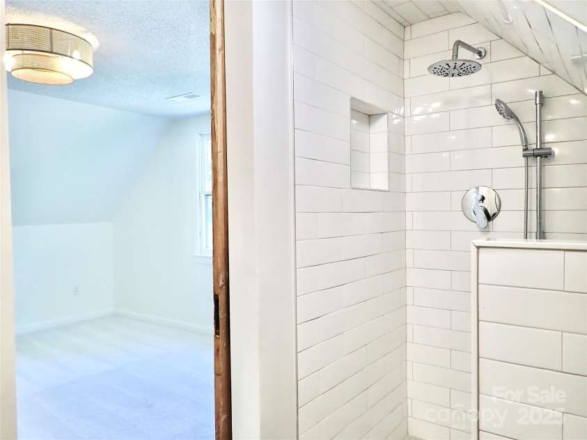 3921 Lake Road, Charlotte, NC 28269.  MLS# CAR4272697, YatesRealty ID 34981. Full bath in upstairs primary bedroom