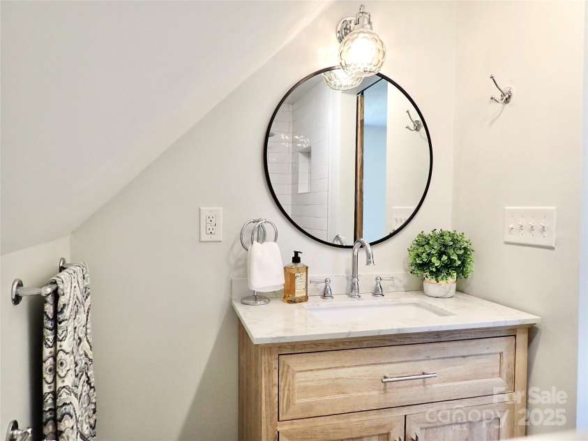 3921 Lake Road, Charlotte, NC 28269.  MLS# CAR4272697, YatesRealty ID 34981. Full bath in upstairs primary bedroom