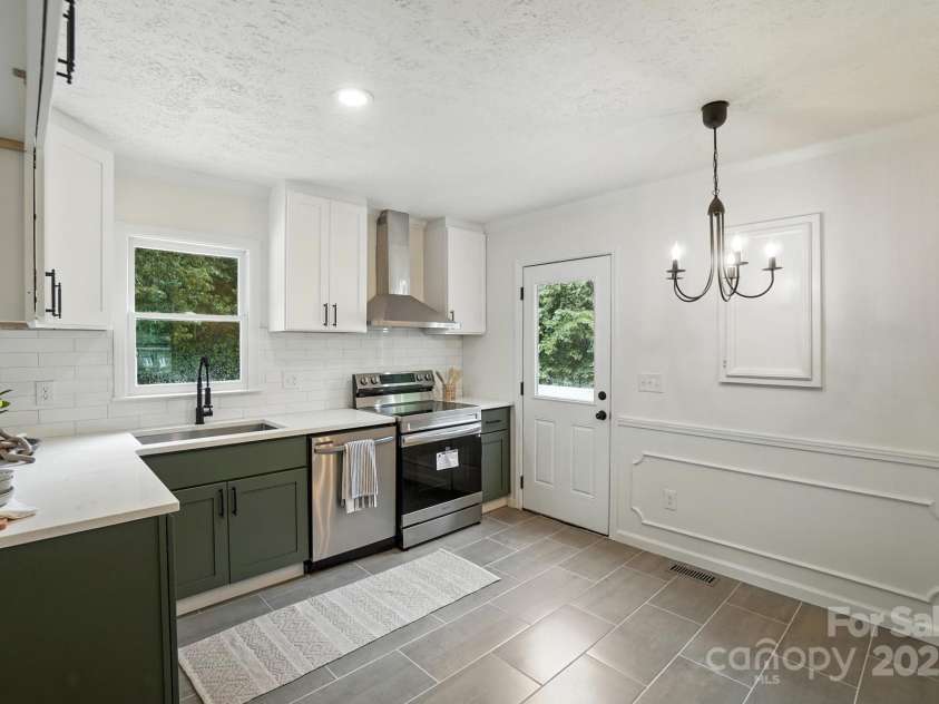 3921 Lake Road, Charlotte, NC 28269.  MLS# CAR4272697, YatesRealty ID 34981. Kitchen