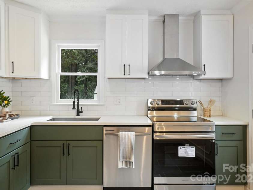 3921 Lake Road, Charlotte, NC 28269.  MLS# CAR4272697, YatesRealty ID 34981. Kitchen