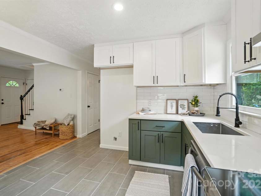 3921 Lake Road, Charlotte, NC 28269.  MLS# CAR4272697, YatesRealty ID 34981. Kitchen