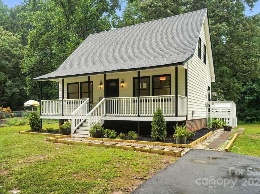 3921 Lake Road, Charlotte, NC 28269.  MLS# CAR4272697, YatesRealty ID 34981. Welcome Home!