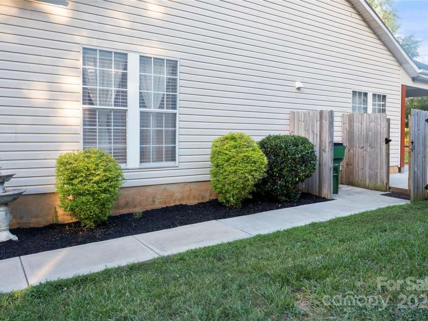 2703 Yarrow Road, Charlotte, NC 28213.  MLS# CAR4286950, YatesRealty ID 34982. 
