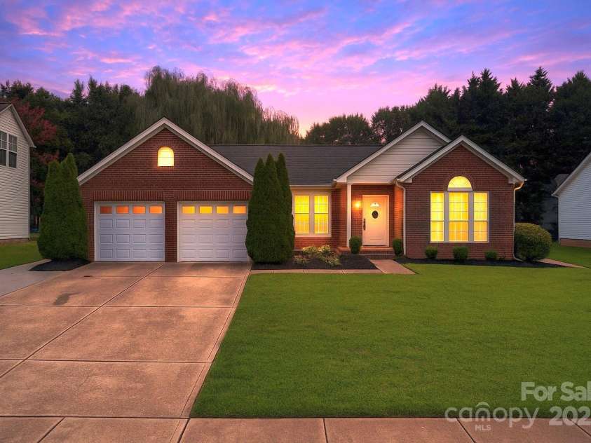 2703 Yarrow Road, Charlotte, NC 28213.  MLS# CAR4286950, YatesRealty ID 34982. 
