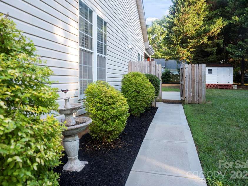 2703 Yarrow Road, Charlotte, NC 28213.  MLS# CAR4286950, YatesRealty ID 34982. 