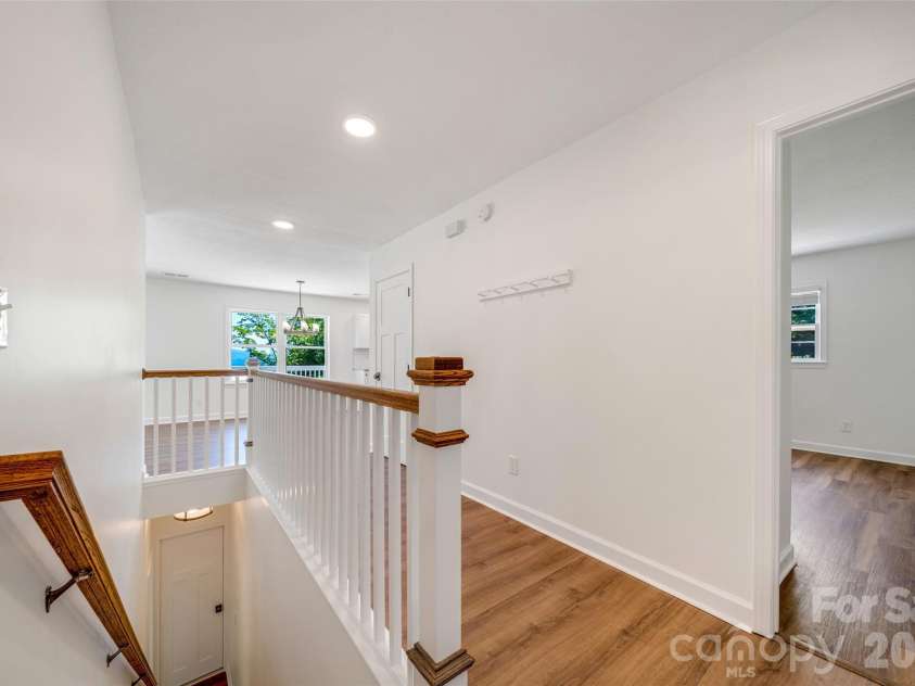 69 Milburn Lane, Hendersonville, NC 28792.  MLS# CAR4383006, YatesRealty ID 34983. Bright entry way