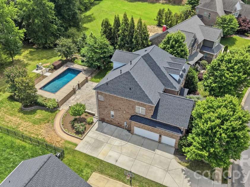 507 Five Leaf Lane, Waxhaw, NC 28173.  MLS# CAR4393433, YatesRealty ID 34986. 3 car garage