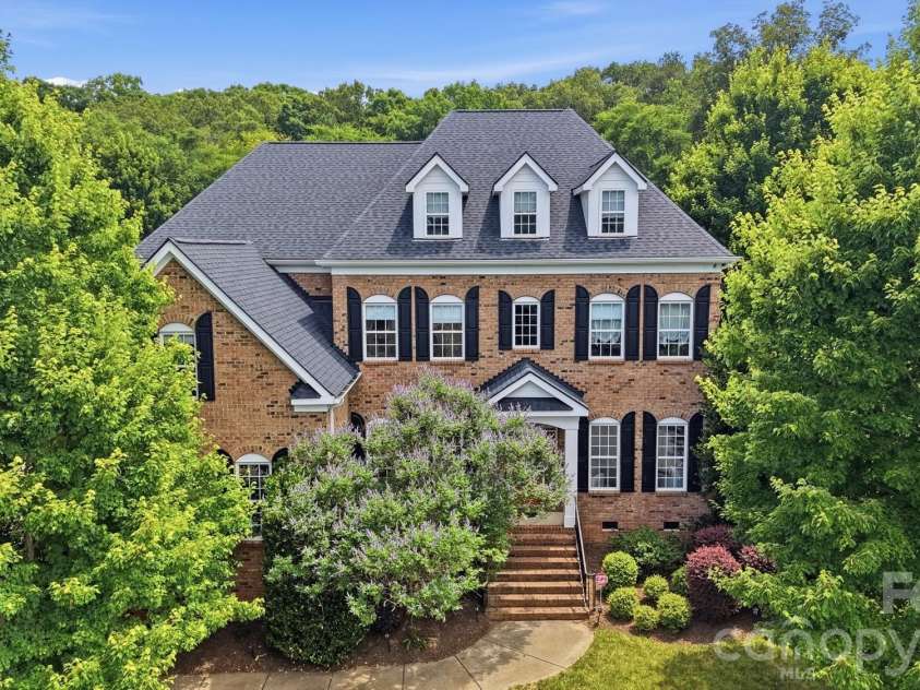 507 Five Leaf Lane, Waxhaw, NC 28173.  MLS# CAR4393433, YatesRealty ID 34986. .59 acre lush landscaped estate