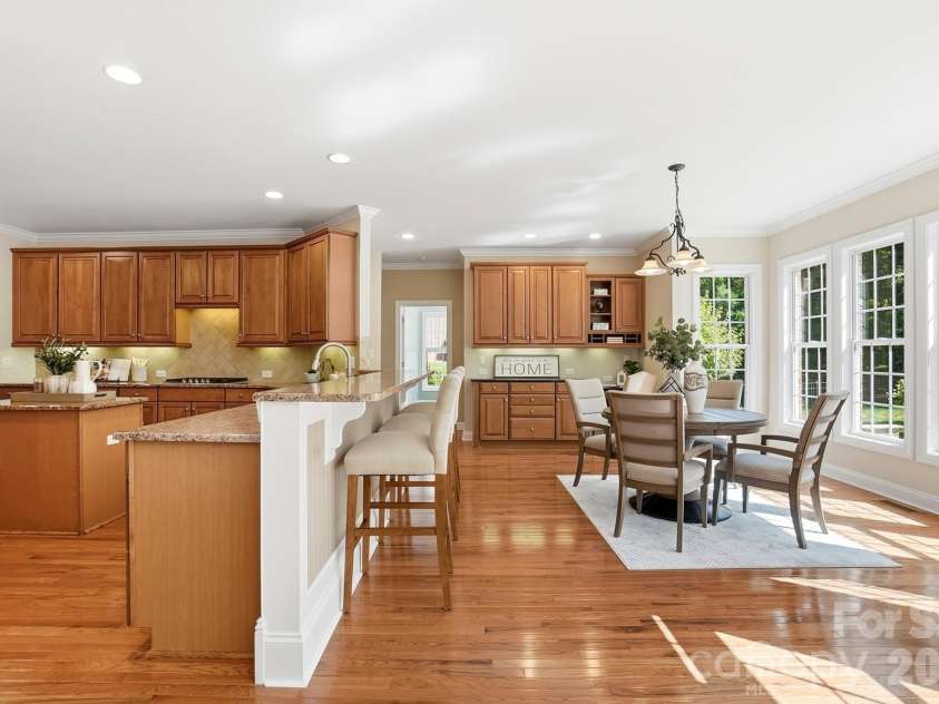 507 Five Leaf Lane, Waxhaw, NC 28173.  MLS# CAR4393433, YatesRealty ID 34986. Eat in kitchen