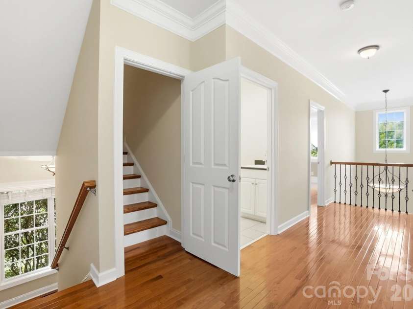 507 Five Leaf Lane, Waxhaw, NC 28173.  MLS# CAR4393433, YatesRealty ID 34986. Front stair case to second floor
