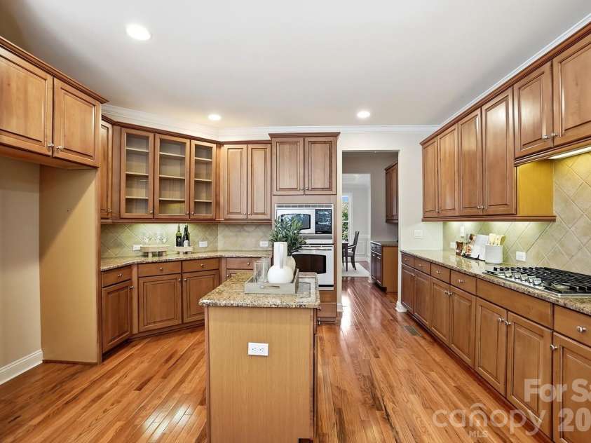 507 Five Leaf Lane, Waxhaw, NC 28173.  MLS# CAR4393433, YatesRealty ID 34986. Solid wood cabinets