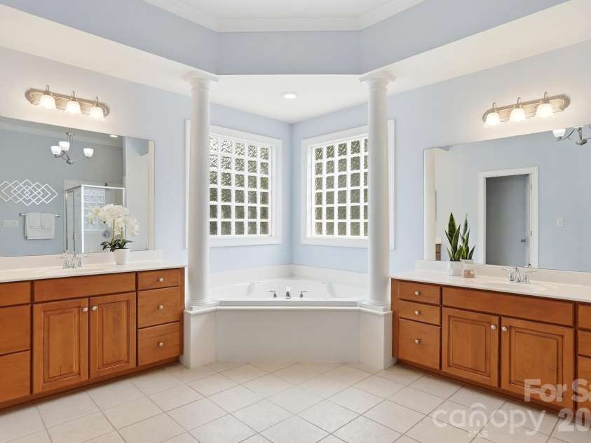 507 Five Leaf Lane, Waxhaw, NC 28173.  MLS# CAR4393433, YatesRealty ID 34986. Spacious primary bath