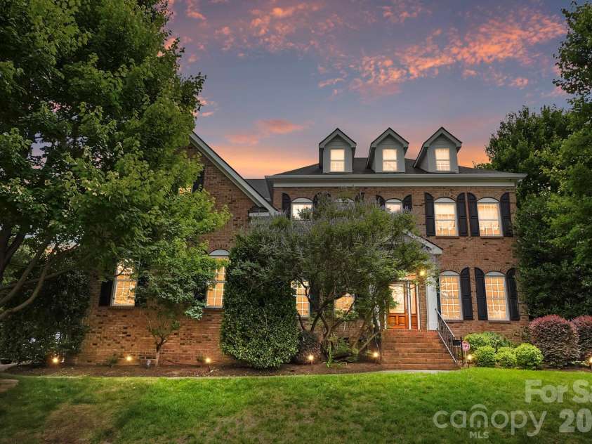 507 Five Leaf Lane, Waxhaw, NC 28173.  MLS# CAR4393433, YatesRealty ID 34986. Welcome Home...