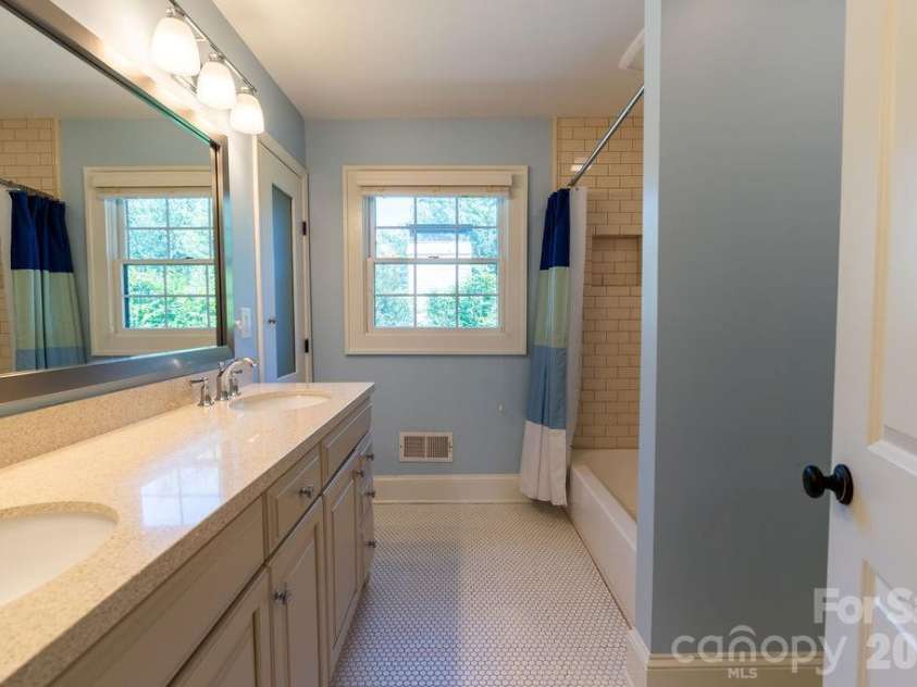 3335 Providence Road, Charlotte, NC 28211.  MLS# CAR4370866, YatesRealty ID 34988. Upstairs shared bath