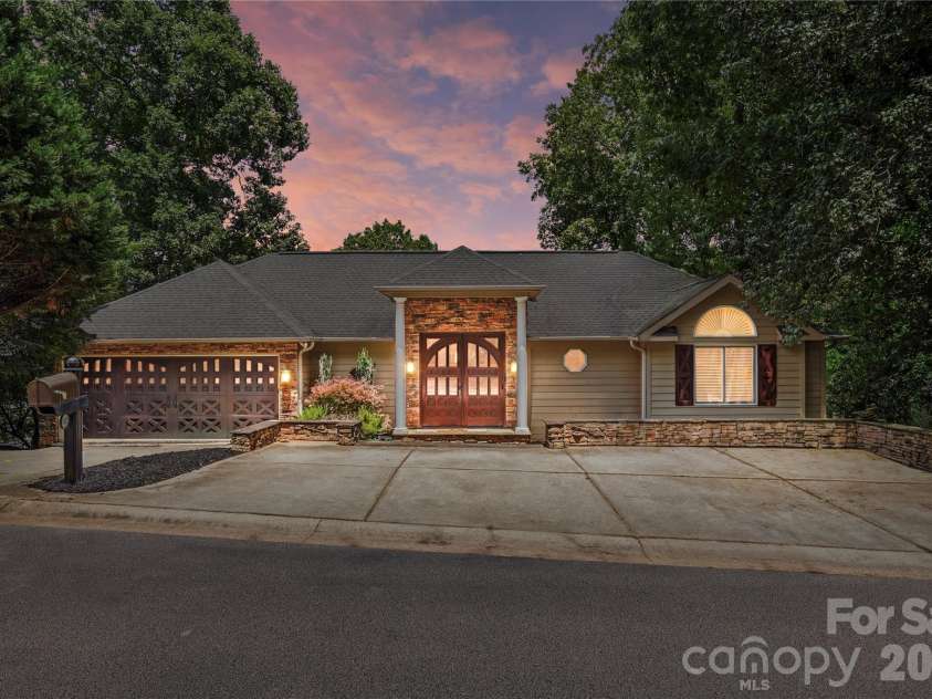 16121 Tana Tea Circle, Tega Cay, SC 29708.  MLS# CAR4381341, YatesRealty ID 34991. 