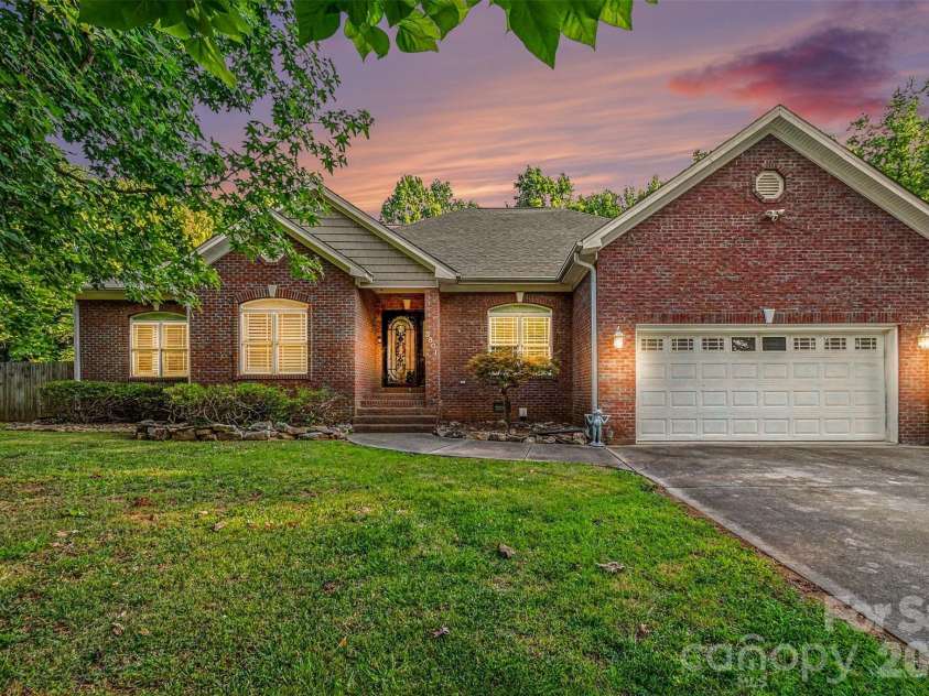 3801 Hayden Drive, Charlotte, NC 28269.  MLS# CAR4389993, YatesRealty ID 34993. 