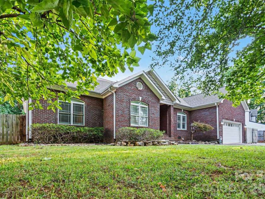3801 Hayden Drive, Charlotte, NC 28269.  MLS# CAR4389993, YatesRealty ID 34993. 