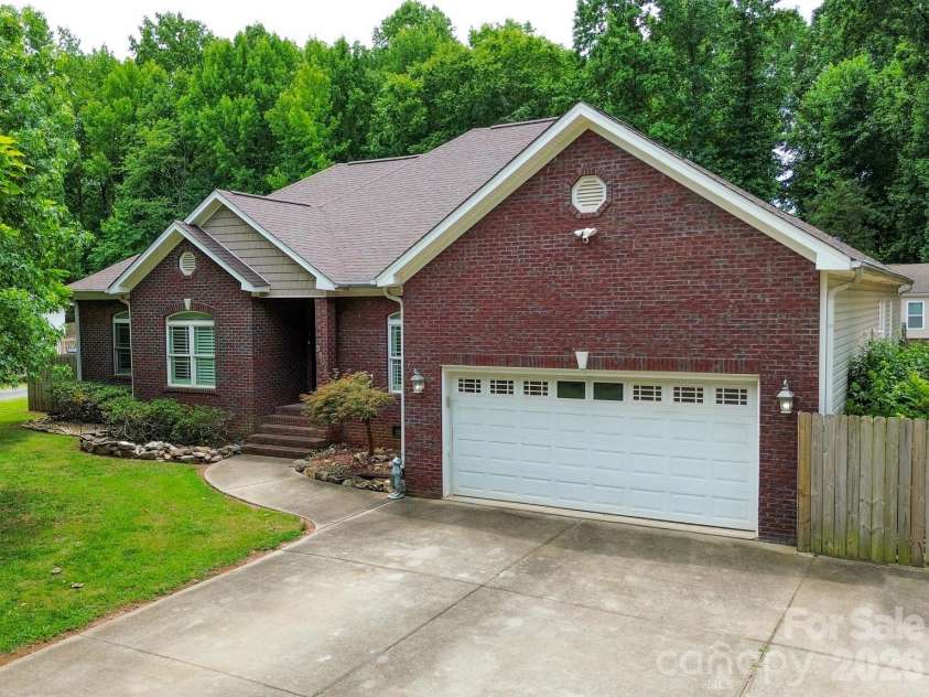 3801 Hayden Drive, Charlotte, NC 28269.  MLS# CAR4389993, YatesRealty ID 34993. 