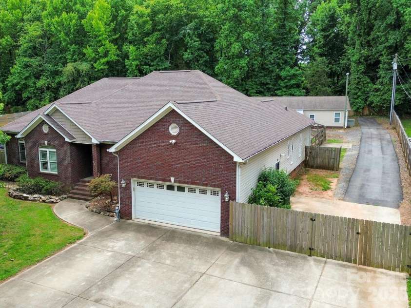 3801 Hayden Drive, Charlotte, NC 28269.  MLS# CAR4389993, YatesRealty ID 34993. 