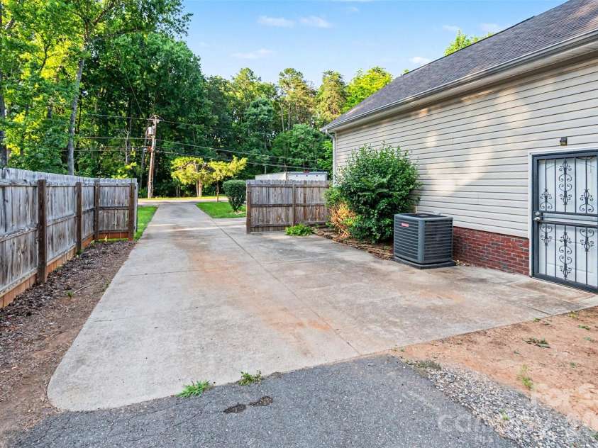 3801 Hayden Drive, Charlotte, NC 28269.  MLS# CAR4389993, YatesRealty ID 34993. 