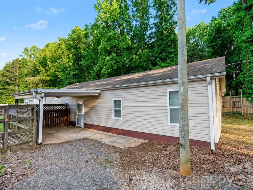 3801 Hayden Drive, Charlotte, NC 28269.  MLS# CAR4389993, YatesRealty ID 34993. 