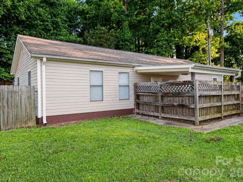 3801 Hayden Drive, Charlotte, NC 28269.  MLS# CAR4389993, YatesRealty ID 34993. 