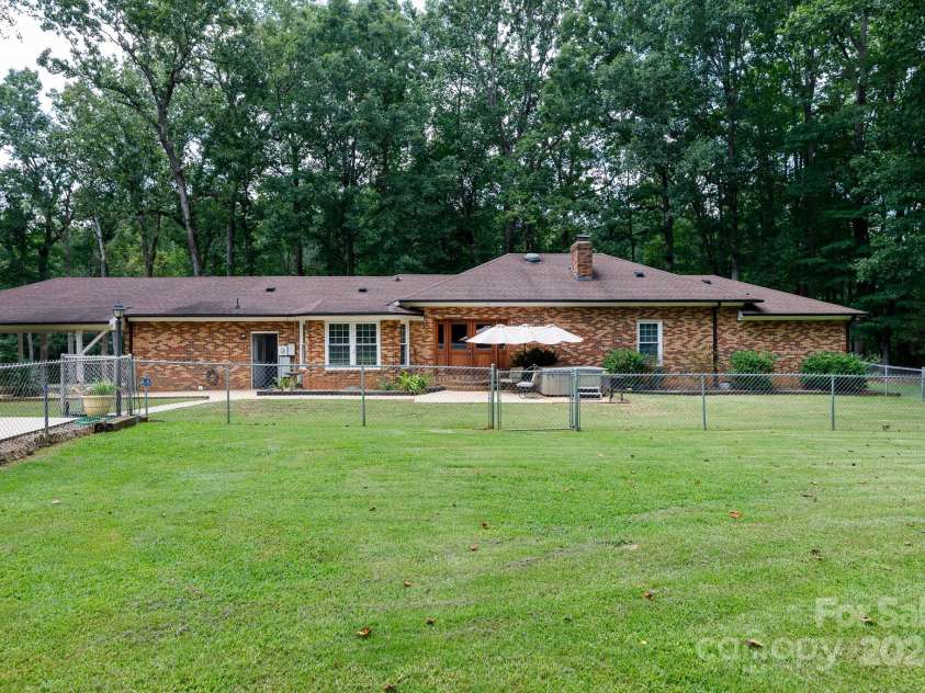 4520 Belhaven Forest Drive, Gastonia, NC 28056.  MLS# CAR4294728, YatesRealty ID 34993. BAck yard