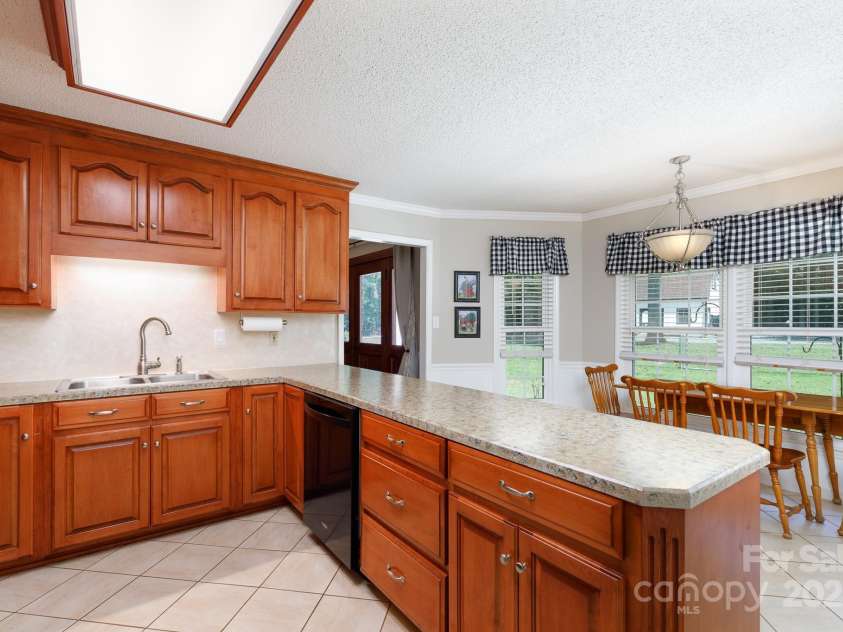 4520 Belhaven Forest Drive, Gastonia, NC 28056.  MLS# CAR4294728, YatesRealty ID 34993. Kitchen - overlooking back yard