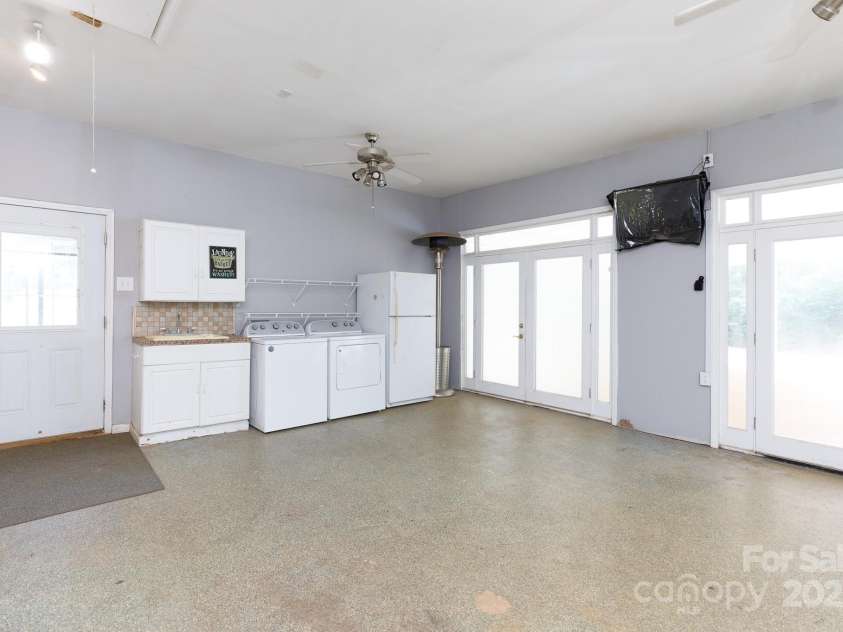 4520 Belhaven Forest Drive, Gastonia, NC 28056.  MLS# CAR4294728, YatesRealty ID 34993. Laundry/mud room w/ laundry sink