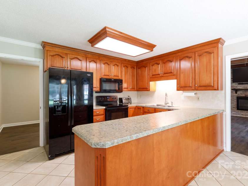 4520 Belhaven Forest Drive, Gastonia, NC 28056.  MLS# CAR4294728, YatesRealty ID 34993. Load os cabinets - kitchen flows well for entertaining