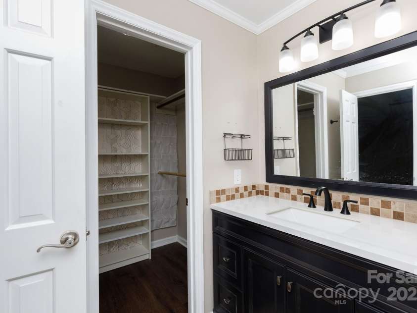 4520 Belhaven Forest Drive, Gastonia, NC 28056.  MLS# CAR4294728, YatesRealty ID 34993. Pirmary bath