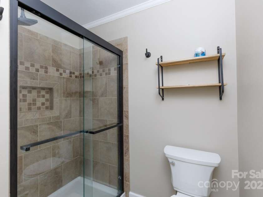 4520 Belhaven Forest Drive, Gastonia, NC 28056.  MLS# CAR4294728, YatesRealty ID 34993. Primary upgraded bath