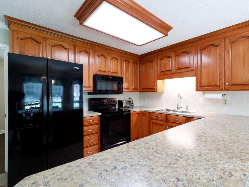 4520 Belhaven Forest Drive, Gastonia, NC 28056.  MLS# CAR4294728, YatesRealty ID 34993. Refrigerator stays