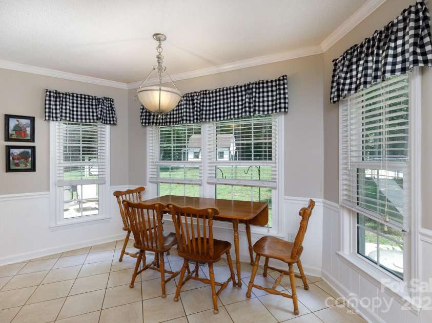 4520 Belhaven Forest Drive, Gastonia, NC 28056.  MLS# CAR4294728, YatesRealty ID 34993. Sunny breakfast room overlooking back yard