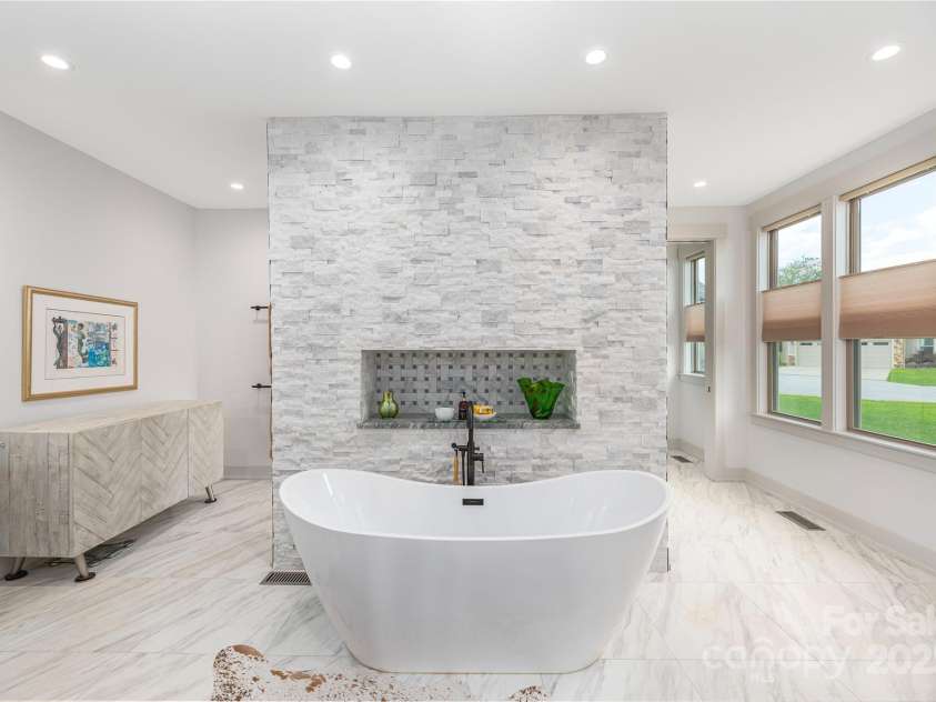 456 Samuel Drive, Mills River, NC 28759.  MLS# CAR4295311, YatesRealty ID 34995. Primary Bath