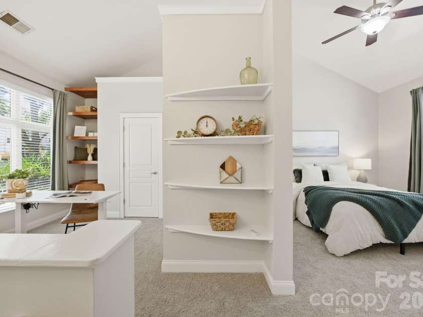 906 Garden District Drive, Charlotte, NC 28202.  MLS# CAR4391842, YatesRealty ID 34995. Flex space for many uses!