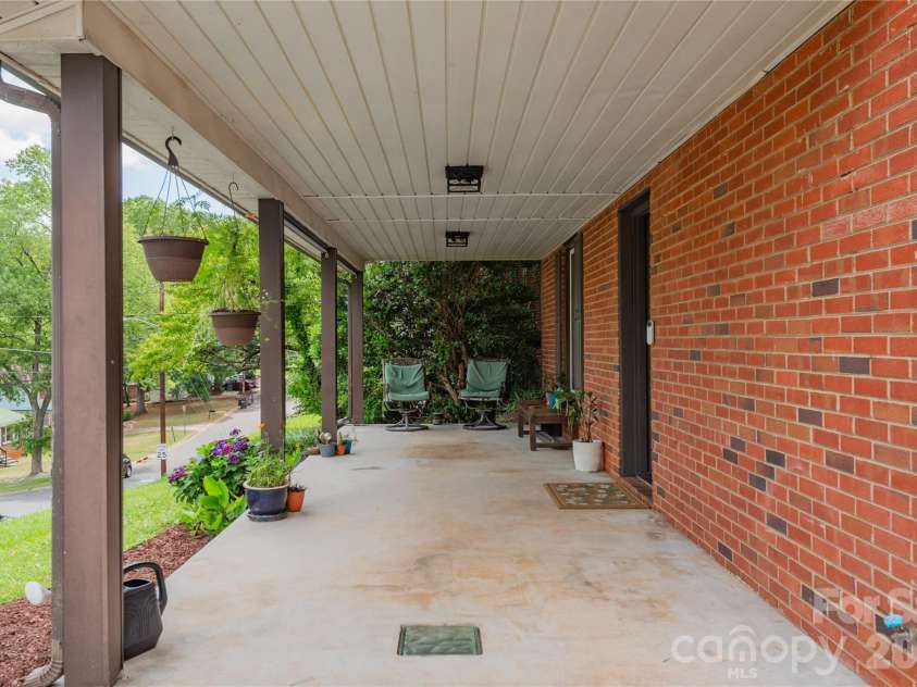 407 Westham Ridge Road, Charlotte, NC 28217.  MLS# CAR4395415, YatesRealty ID 34997. 