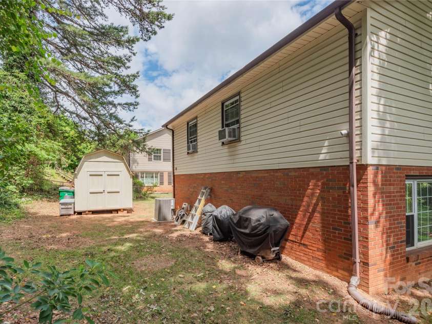 407 Westham Ridge Road, Charlotte, NC 28217.  MLS# CAR4395415, YatesRealty ID 34997. 