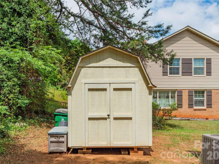 407 Westham Ridge Road, Charlotte, NC 28217.  MLS# CAR4395415, YatesRealty ID 34997. 