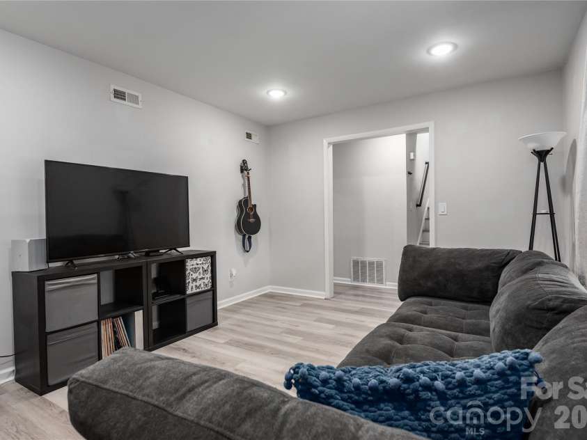 407 Westham Ridge Road, Charlotte, NC 28217.  MLS# CAR4395415, YatesRealty ID 34997. 