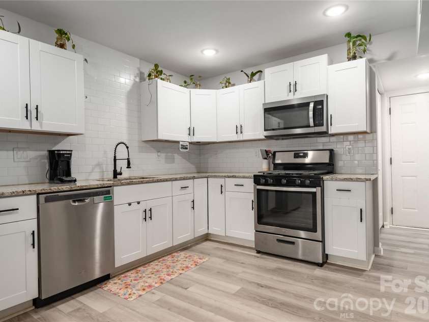 407 Westham Ridge Road, Charlotte, NC 28217.  MLS# CAR4395415, YatesRealty ID 34997. 