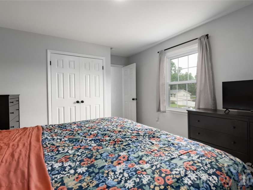 407 Westham Ridge Road, Charlotte, NC 28217.  MLS# CAR4395415, YatesRealty ID 34997. 