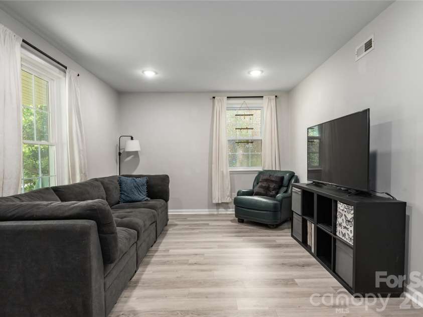 407 Westham Ridge Road, Charlotte, NC 28217.  MLS# CAR4395415, YatesRealty ID 34997. Living Room
