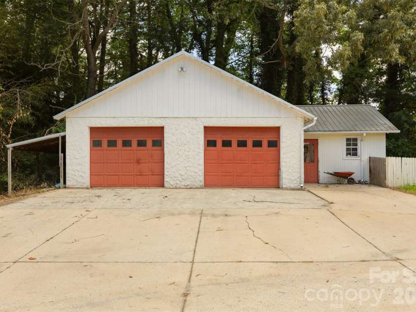 100 Cannon Drive, Hendersonville, NC 28792.  MLS# CAR4397088, YatesRealty ID 34998. 2 Car Garage