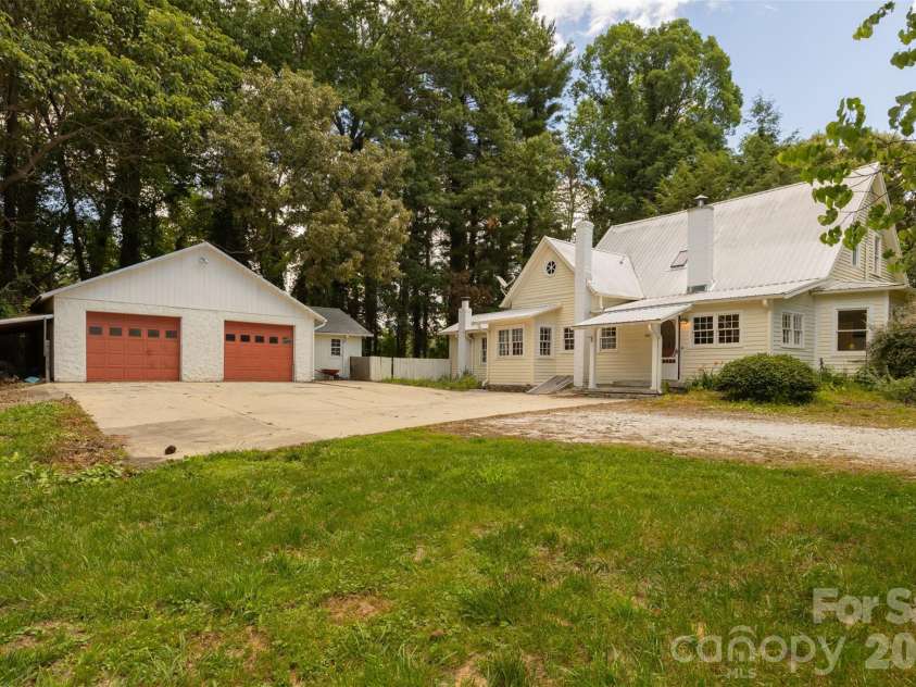 100 Cannon Drive, Hendersonville, NC 28792.  MLS# CAR4397088, YatesRealty ID 34998. 