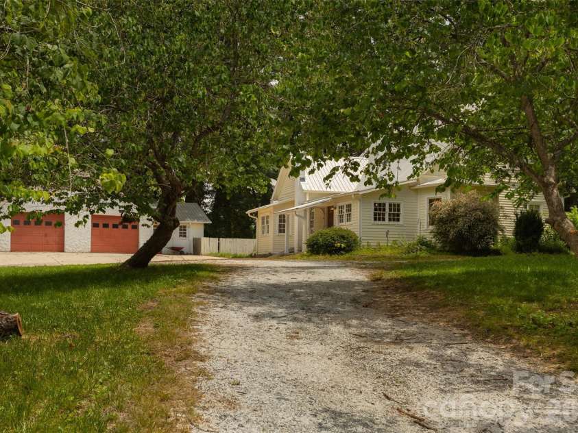 100 Cannon Drive, Hendersonville, NC 28792.  MLS# CAR4397088, YatesRealty ID 34998. 