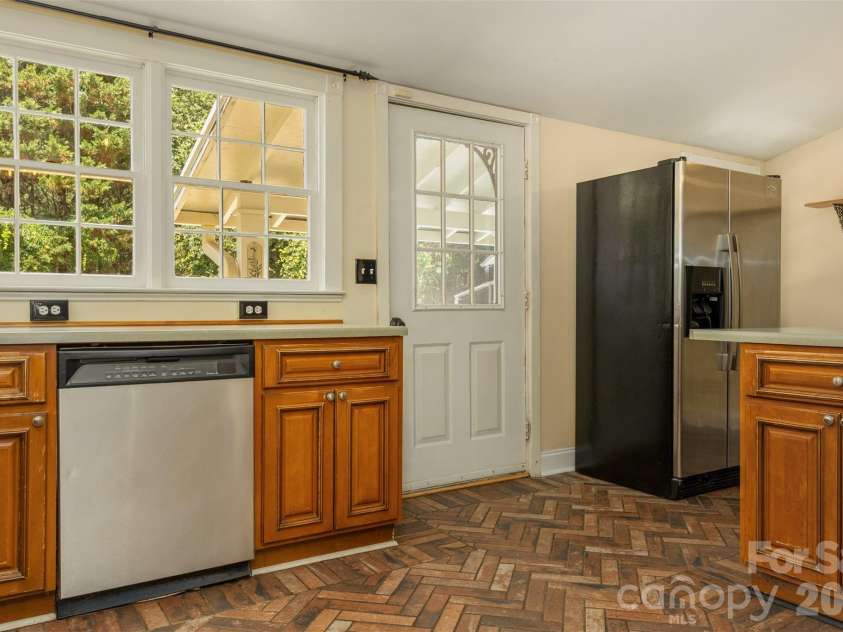 100 Cannon Drive, Hendersonville, NC 28792.  MLS# CAR4397088, YatesRealty ID 34998. 
