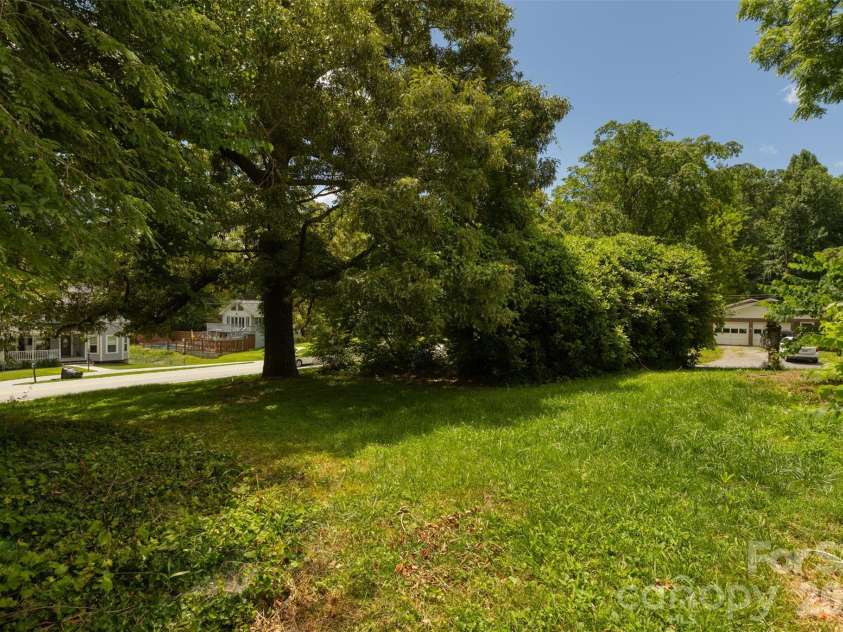 100 Cannon Drive, Hendersonville, NC 28792.  MLS# CAR4397088, YatesRealty ID 34998. 