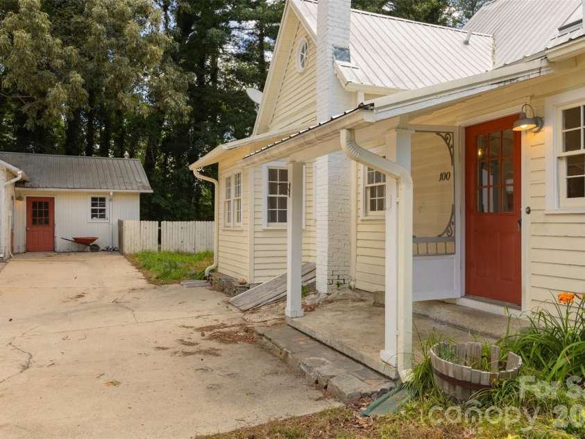 100 Cannon Drive, Hendersonville, NC 28792.  MLS# CAR4397088, YatesRealty ID 34998. Front Porch