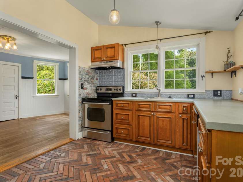100 Cannon Drive, Hendersonville, NC 28792.  MLS# CAR4397088, YatesRealty ID 34998. Kitchen